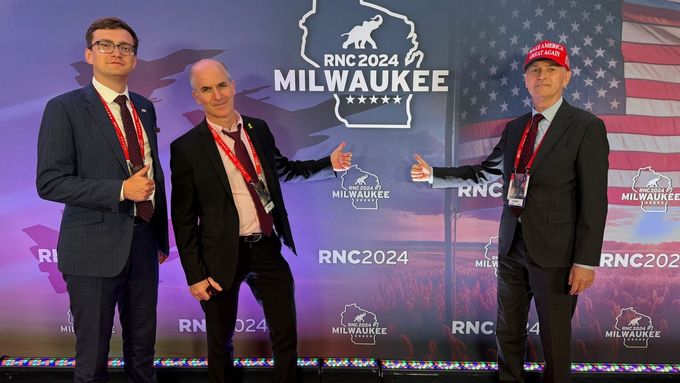 Vedení české buňky Republicans Overseas na sjezdu republikánů v Milwaukee. Vlevo místopředseda Marek Koten.