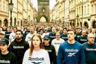 Reebok všude, kam se podíváš. Jak jeden omyl spustil vlnu internetové ironie