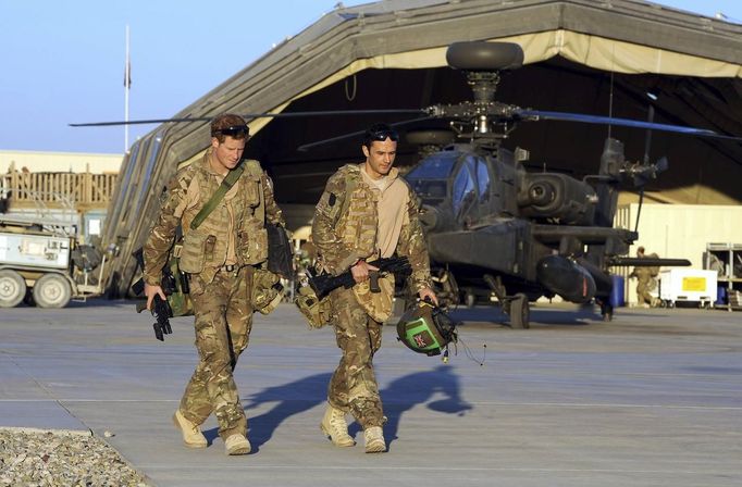 Britain's Prince Harry (L) walks with a fellow pilot at Camp Bastion, southern Afghanistan in this photograph taken November 1, 2012, and released January 21, 2013. The Prince, who is serving as a pilot/gunner with 662 Squadron Army Air Corps, is on a posting to Afghanistan that runs from September 2012 to January 2013. Photograph taken November 1, 2012. REUTERS/John Stillwell/Pool (AFGHANISTAN - Tags: MILITARY POLITICS SOCIETY ROYALS CONFLICT) Published: Led. 21, 2013, 7:37 odp.