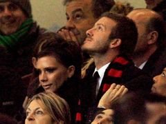 Victoria a David Beckhamovi sledují nedělní zápas mezi AC Milán a Udine.