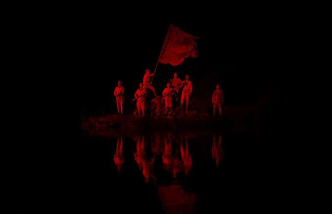 Actors perform a theatrical re-enactment of the Red Army battles and the beginning of the Long March in Jinggangshan, Jiangxi province September 20, 2012. Jinggangshan is where former Chinese leader Mao Zedong's career as a revolutionary began to take off. In 1927, Mao and several communist leaders fled with a few thousands to the hills of Jinggangshan, hounded and outnumbered by Nationalist forces. REUTERS/Carlos Barria (CHINA - Tags: POLITICS SOCIETY ENTERTAINMENT TPX IMAGES OF THE DAY) Published: Zář. 20, 2012, 10:02 odp.