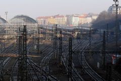 "Našel se člověk spoře oděný." Policie honila polonahého muže v tunelu, na půlhodiny zastavil vlaky