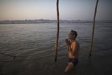 Činili tak ještě předtím, než náboženský svátek 14. ledna začal.  Hlavní pozornost hinduistů přitahuje tradičně řeka Ganga.