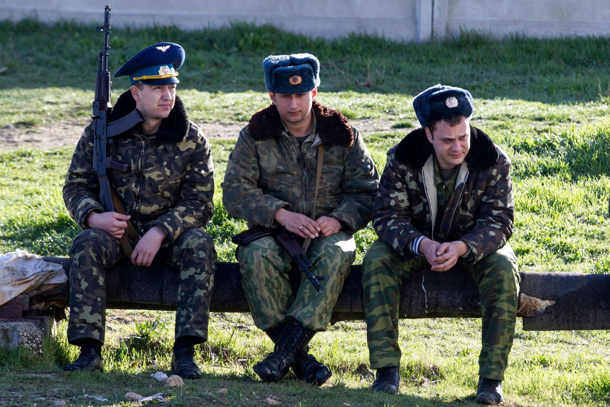 Ukrajina - Krym - Lyubimovka - ukrajinští vojáci - 5. 3. 2014