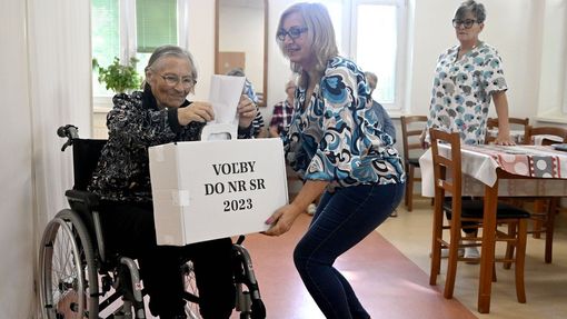 Volička vhazuje obálku s hlasovacím lístkem do přenosné volební schránky v zařízení pečovatelské služby Prameň nádeje v Trebišově.
