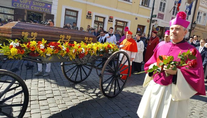 Procesí s ostatky kardinála Josefa Berana.