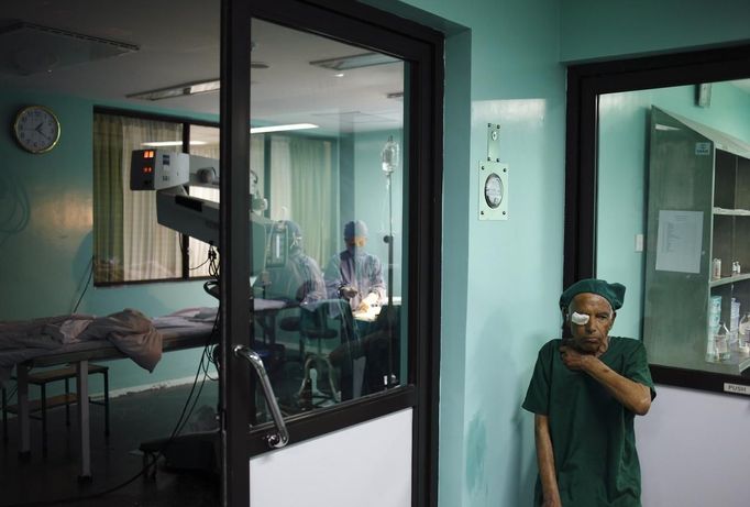 A patient with cataract waits outside a surgery room before his cataract surgery at the Tilganga Eye Center in Kathmandu April 25, 2012. About 150,000 of Nepal's 26.6 million people are estimated to be blind in both eyes, most of them with cataracts. Picture taken April 25, 2012. REUTERS/Navesh Chitrakar (NEPAL - Tags: HEALTH SOCIETY POVERTY TPX IMAGES OF THE DAY) Published: Kvě. 2, 2012, 4:29 dop.