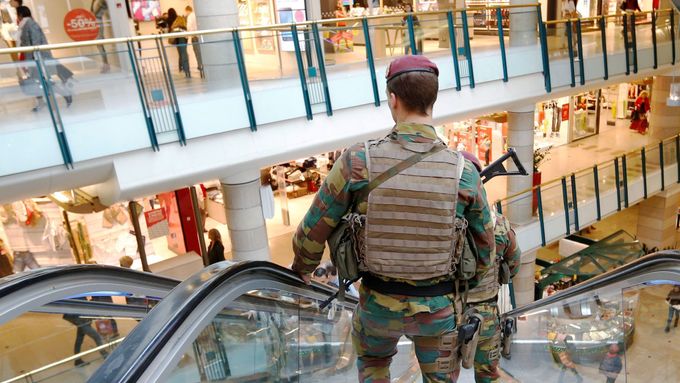 Belgičtí vojáci v bruselském nákupním centru.