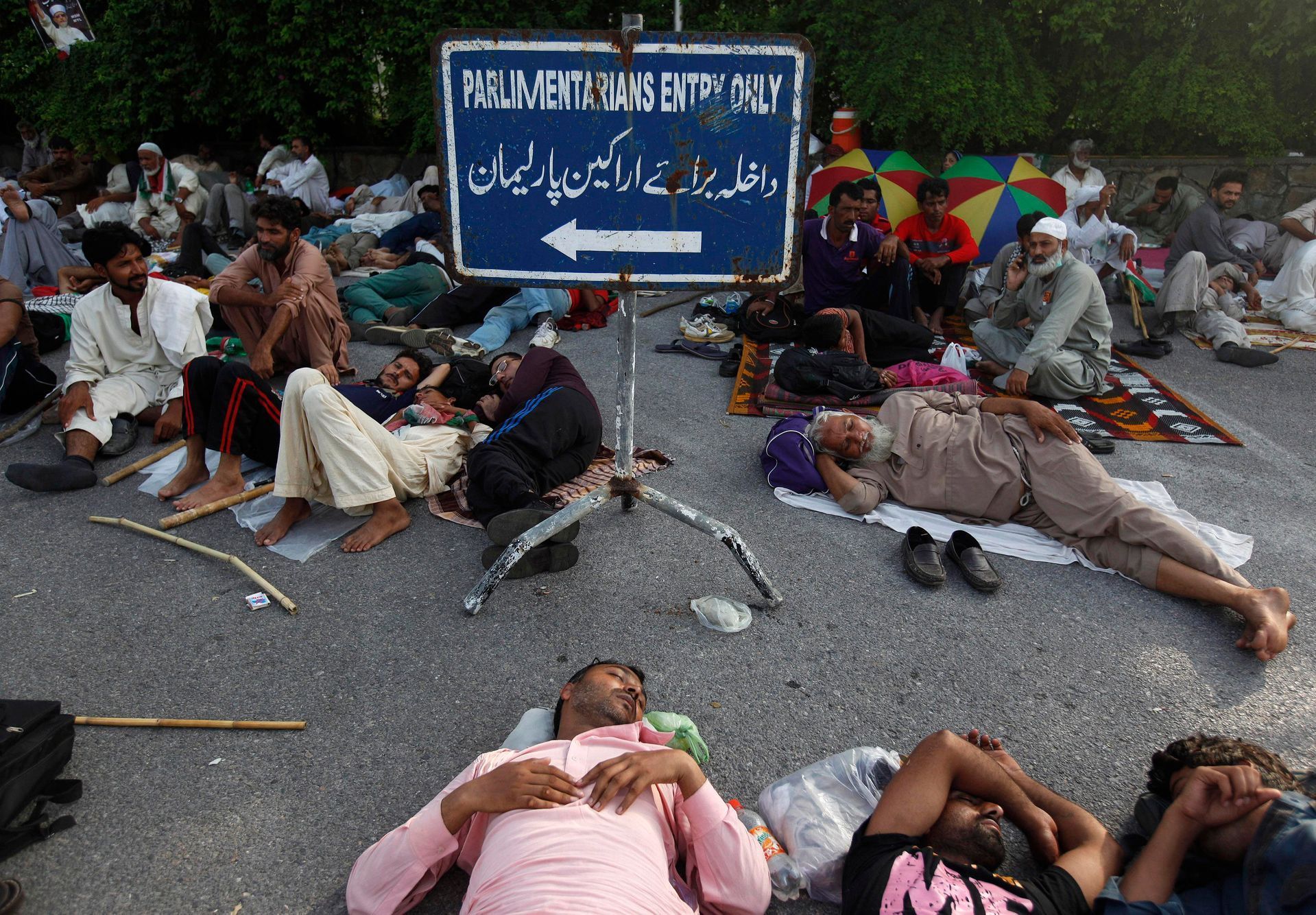 Pákistán - demonstranti blokují vstup do parlamentu