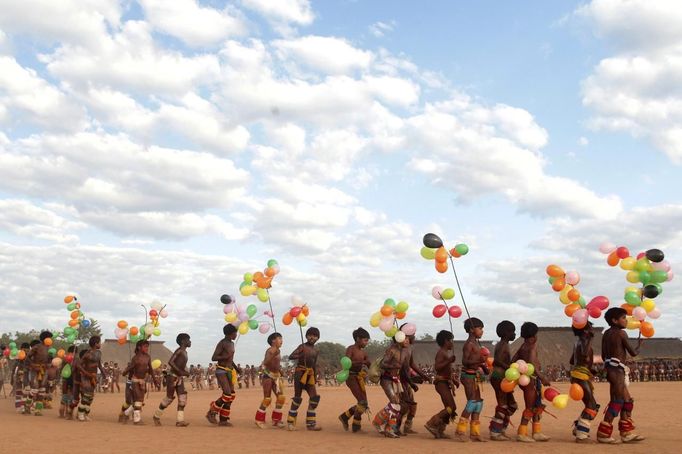 Yawalapiti boys participate in this year's 'quarup,' a ritual held over several days to honour in death a person of great importance to them, in the Xingu National Park, Mato Grosso State, August 19, 2012. This year the Yawalapiti tribe honoured two people - a Yawalapiti Indian who they consider a great leader, and Darcy Ribeiro, a well-known author, anthropologist and politician known for focusing on the relationship between native peoples and education in Brazil. Picture taken August 19, 2012. REUTERS/Ueslei Marcelino (BRAZIL - Tags: SOCIETY ENVIRONMENT TPX IMAGES OF THE DAY) FOR EDITORIAL USE ONLY. NOT FOR SALE FOR MARKETING OR ADVERTISING CAMPAIGNS. ATTENTION EDITORS - PICTURE 31 OF 37 FOR THE PACKAGE 'THE YAWALAPITI QUARUP RITUAL' Published: Srp. 29, 2012, 10:21 dop.