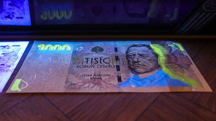 Koruna prudce posiluje. Překonala pointervenční rekord a míří k metě 25 Kč za euro