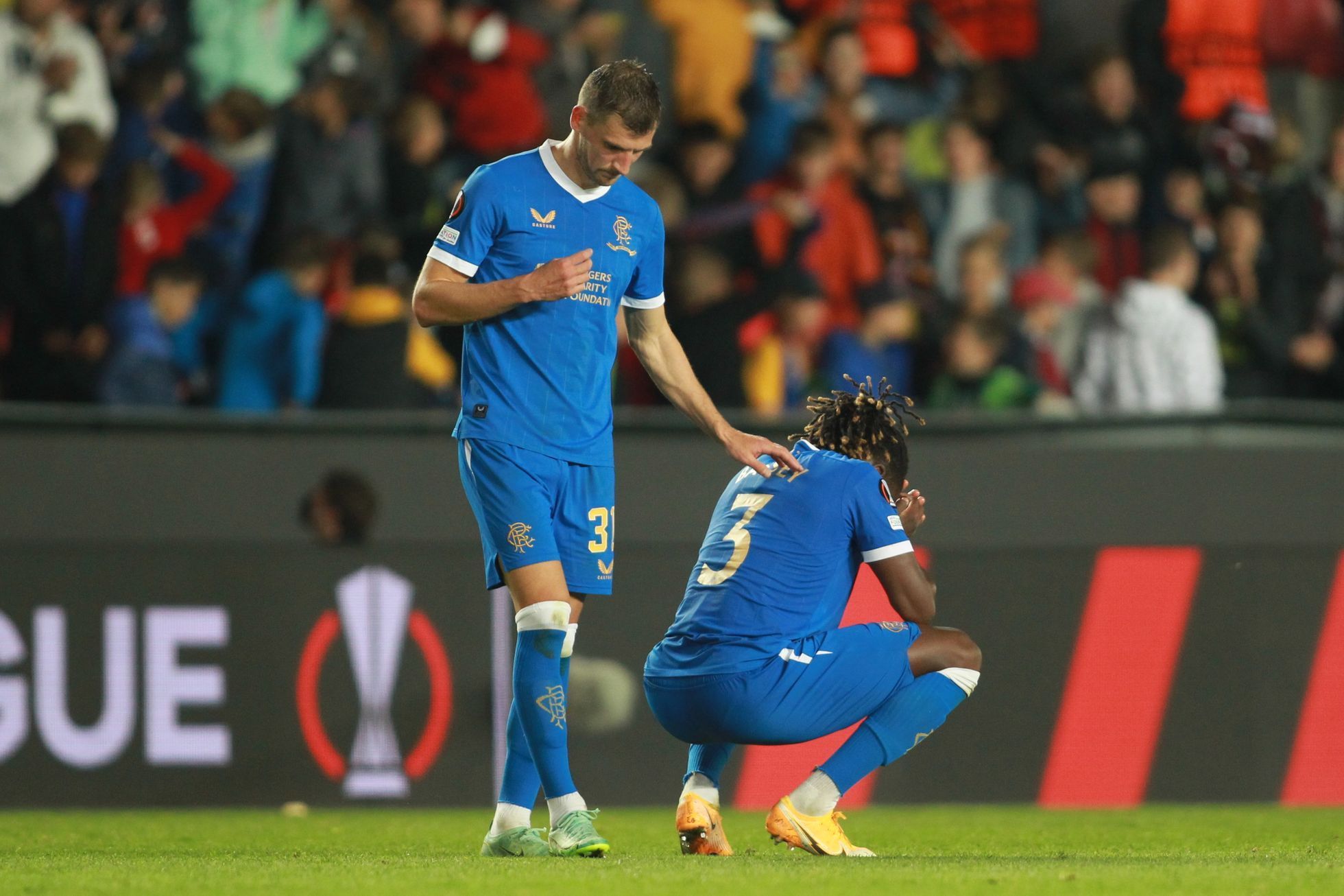 Zklamaní hráči hostí po zápase skupiny A EL Sparta - Rangers (Borna Barišič a Calvin Bassey Ughelumba)