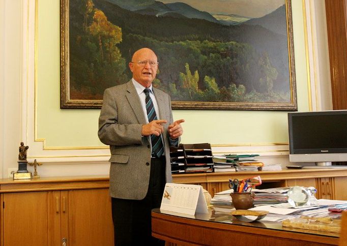 Václav Pačes, předseda Akademie věd, ve své pracovně.