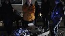 People charge their cell phones at a generator supplied by a local theatre troupe in the Lower East Village in the aftermath of Hurricane Sandy in New York October 31, 2012. The theatre set up a generator, power cords and a table for the community to charge their phones. New York City and the sodden U.S. Northeast began an arduous journey back to normal on Wednesday after mammoth storm Sandy killed at least 64 people in a rampage that swamped coastal cities and cut power to millions. REUTERS/Carlo Allegri (UNITED STATES - Tags: SOCIETY ENVIRONMENT DISASTER) Published: Lis. 1, 2012, 3:54 dop.