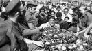 popis: Aftermath of terrorist attack at the Munich Olympics in Tel Aviv, Israel - Sep 1972 1972-09-07 00:00:00 Mandatory Credit: Photo by Neri/Israel Sun / Rex Features ( 1293732a ) Family members with the coffins of the 11 Israelis murdered in Munich by terrorists arrive at Lod (now Ben Gurion) Airport Aftermath of terrorist attack at the Munich Olympics in Tel Aviv, Israel - Sep 1972