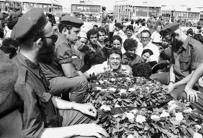 popis: Aftermath of terrorist attack at the Munich Olympics in Tel Aviv, Israel - Sep 1972 1972-09-07 00:00:00 Mandatory Credit: Photo by Neri/Israel Sun / Rex Features ( 1293732a ) Family members with the coffins of the 11 Israelis murdered in Munich by terrorists arrive at Lod (now Ben Gurion) Airport Aftermath of terrorist attack at the Munich Olympics in Tel Aviv, Israel - Sep 1972