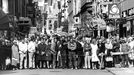 Přihlížející diváci za policejními kordóny na náměstí Norrmalmstorg ve Stockholmu 23. srpna 1973, kde lupiči drželi rukojmí při neúspěšném pokusu o vyloupení banky.
