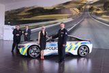 Ve středu 10. května si Policie ČR převzala v pražském dealerství Invelt hybridní supersport i8. Ten pohání benzinový motor v kombinaci s elektromotory, jede rychlostí 250 km/h a na 100 km/h zrychlí za 4,4 sekundy.