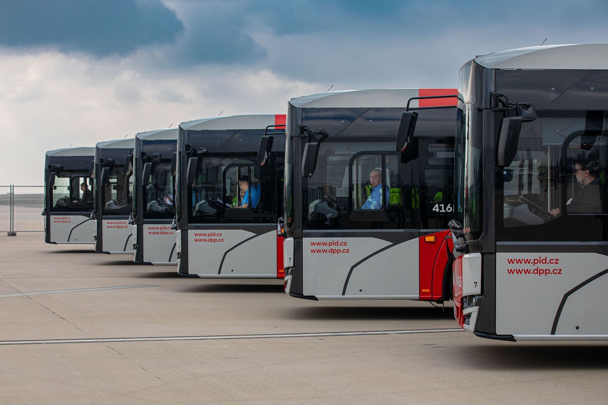 Trolejbusy Škoda Solaris 24, které jezdí z pražského letiště na lince 59