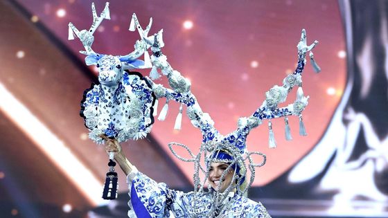 Škoda tyhle fotky minout. Hvězdná audience, módní parohy i protifašistická ňadra