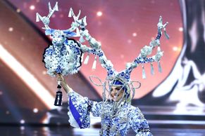 Škoda tyhle fotky minout. Hvězdná audience, módní parohy i protifašistická ňadra