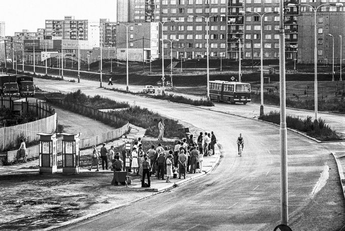 Jedinečné retro. Fotografie Jaromíra Čejky ukazují dávný život na sídlišti v Praze