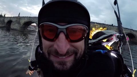 Adrenalinový seskok. Parašutista podletěl Karlův most rychlostí 129 km/h