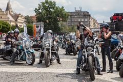 Do Prahy z Číny na motorce. Do metropole o víkendu dorazilo 110 tisíc příznivců Harley-Davidson