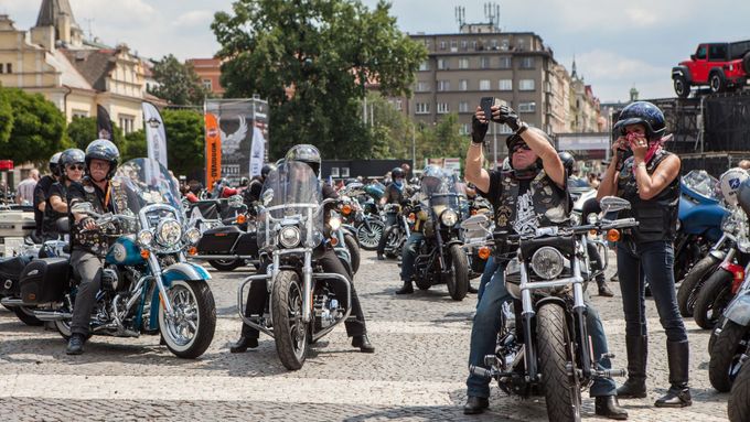 Fotka z oslav výročí Harley-Davidson.