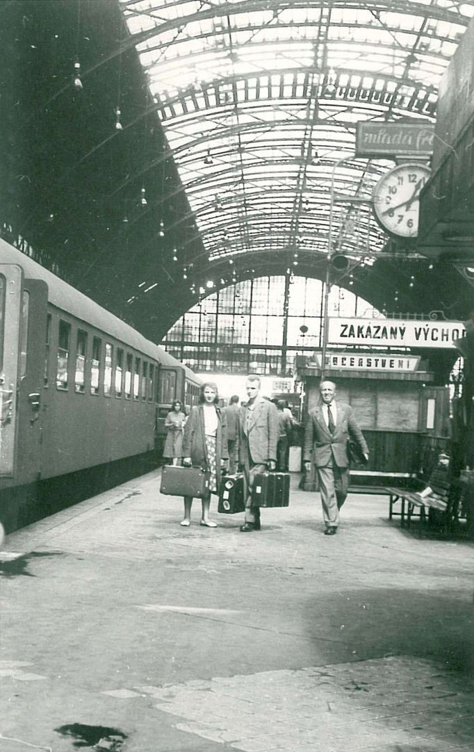 Fantova budova hlavního nádraží v polovině 60. let. Před vchodem je patrná zastávka tramvaje.