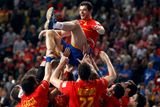 Španělští házenkáři slaví titul mistrů světa poté, co ve finále porazili Dánsko 35:19 na lednovém domácím šampionátu.