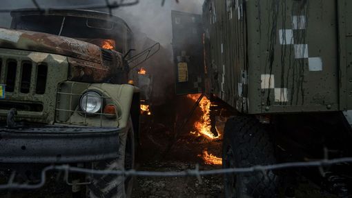 Zničené vojenské vozidlo ukrajinské armády ve městě Mariupol, snímek z 24. února 2022 ze dne zahájení ruské invaze na Ukrajinu