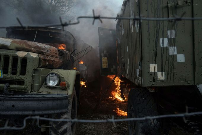 Zničené vojenské vozidlo ukrajinské armády ve městě Mariupol, snímek z 24. února 2022 ze dne zahájení ruské invaze na Ukrajinu