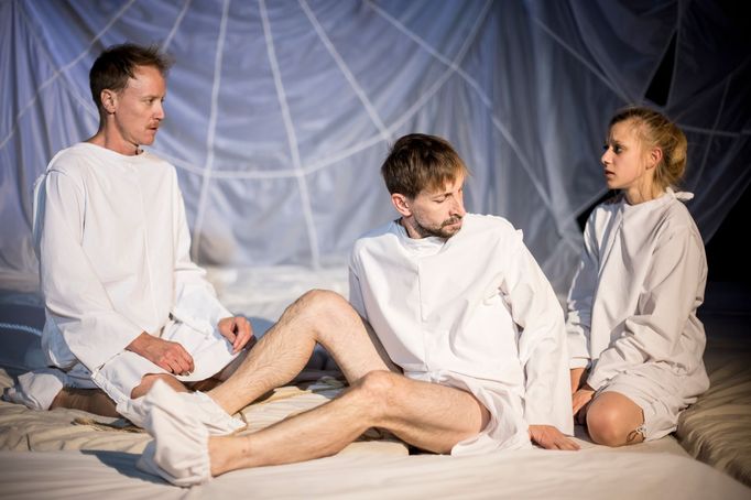 Snímek z inscenace Tumor – Polyamor.