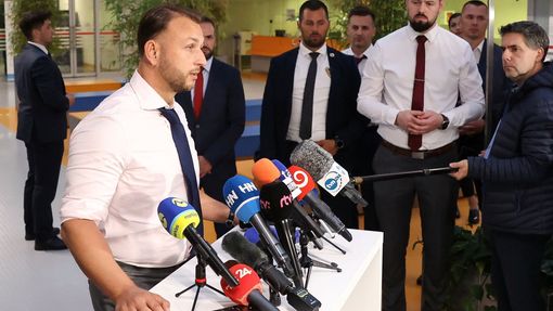Ministr vnitra Matúš Šutaj Eštok hovoří v nemocnici na tiskové konferenci k útoku na premiéra Roberta Fica.