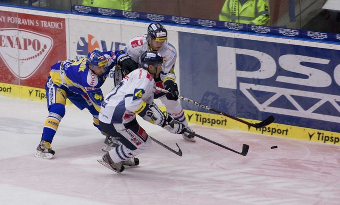 Hokejisté Liberce Jaroslav Kudrna (vpředu) se spoluhráčem v souboji s Martinem Hamrlíkem v utkání se Zlínem v 19. kole Tipsport extraligy 2012/13.