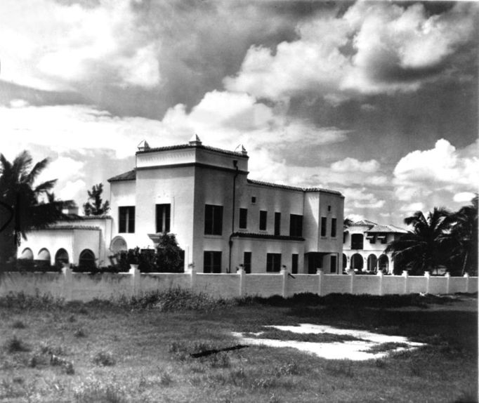 2 Titulek: Maison d' Al Capone Popis: Miami sometime this month when Al Capone prohibition-time overlord of Chicago's gangland, ends eight years behind bleak prison walls, he is expected to take up residence at his Palm Island home. The luxurious, palm-clustered surroundings will be strange