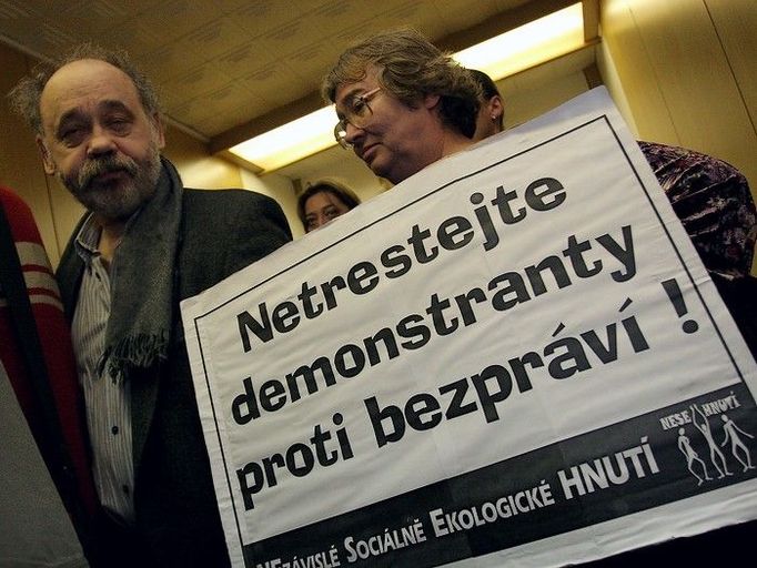 Lidé dnes přišli protestovat k obvodnímu soudu pro Prahu 6 s transparenty proti obžalobě obou Gruzinců.