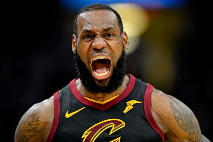 Radost LeBrona Jamese v utkání semifinále play off NBA 2018 mezi jeho Clevelandem a Bostonem