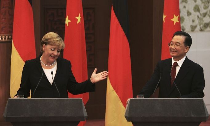 China's Premier Wen Jiabao (R) and Germany's Chancellor Angela Merkel host a press briefing after they attend a signing ceremony at the Great Hall of the People in Beijing August 27, 2007. REUTERS/Guang Niu/Pool (CHINA)