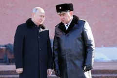 Šojgu končí v křesle ruského ministra obrany. Putin chce místo něj jmenovat Bělousova