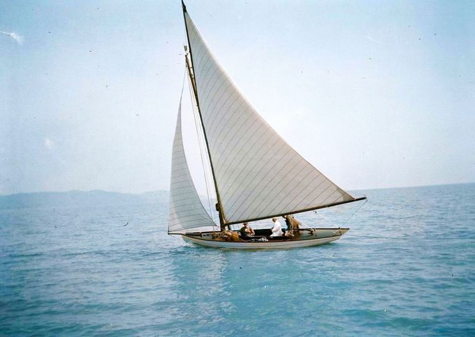 Plachetnice plovoucí na jezeře Balaton v Maďarsku, rok 1919. Kolorováno