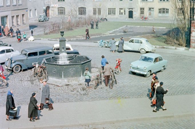 Náměstí Frauenplan ve Weimarské republice s Goethovou kašnou uprostřed, automobily a lidmi v roce 1957.