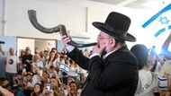 Rabín troubí na šofar, zatímco příbuzní a přátelé izraelského rukojmího Alona Ohela, drženého v Gaze od útoku Hamásu ze 7. října 2023, sledují zpravodajství o jeho propuštění v rámci výměny rukojmích a vězňů a příměří mezi Hamásem a Izraelem.