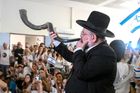 Rabín troubí na šofar, zatímco příbuzní a přátelé izraelského rukojmího Alona Ohela, drženého v Gaze od útoku Hamásu ze 7. října 2023, sledují zpravodajství o jeho propuštění v rámci výměny rukojmích a vězňů a příměří mezi Hamásem a Izraelem.