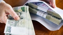 peníze obálka korupce podvod bankovky koruny