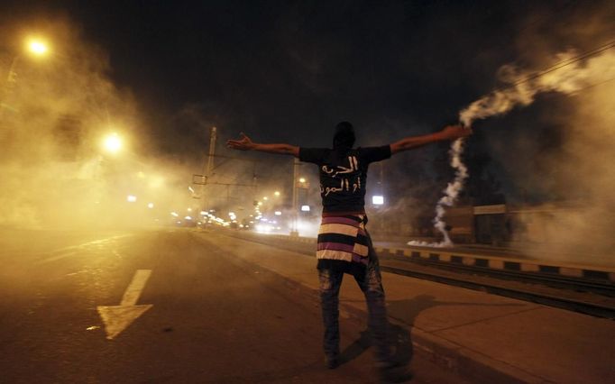 A protester, who opposes Egyptian President Mohamed Mursi, shouts slogans amidst teargas released by riot police during clashes in front of the presidential palace in Cairo February 11, 2013. Protesters demanding the departure of Egyptian President Mohamed Mursi clashed with police outside his palace on Monday on the second anniversary of the overthrow of veteran autocrat Hosni Mubarak. The words on the shirt read :" Freedom or death". REUTERS/Amr Abdallah Dalsh (EGYPT - Tags: POLITICS CIVIL UNREST) Published: Úno. 11, 2013, 11:53 odp.