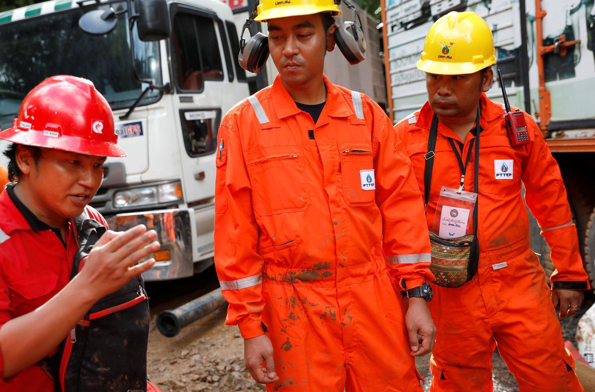 Thajští záchranáři pátrali po pohřešovaných chlapcích a jejich trenérovi devět dní