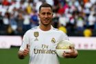 Hazard v bílém. Posilu Realu vítal v Madridu napěchovaný stadion