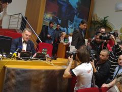 Bohuslav Svoboda přerušil jednání do 14:00 hodin.